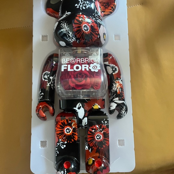 400% Medicom Flora Bearbrick - Picture 1 of 13